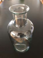 Vase en verre transparent avec ouverture latéral.