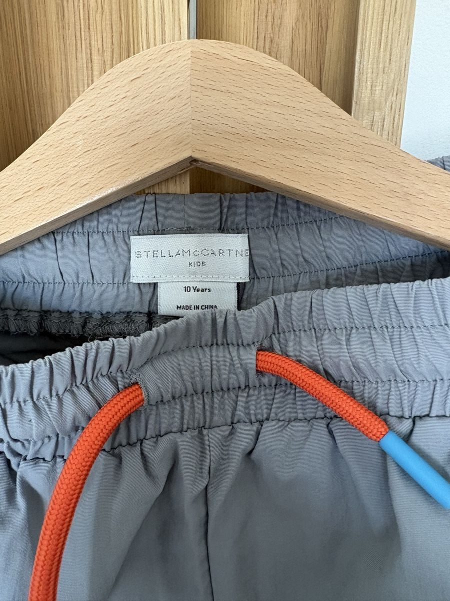Stella McCartney Pantaloni: Stella McCartney Kids Grey Shorts, Size 10A – Usato da Davos Dorf venduto da tcabin 1