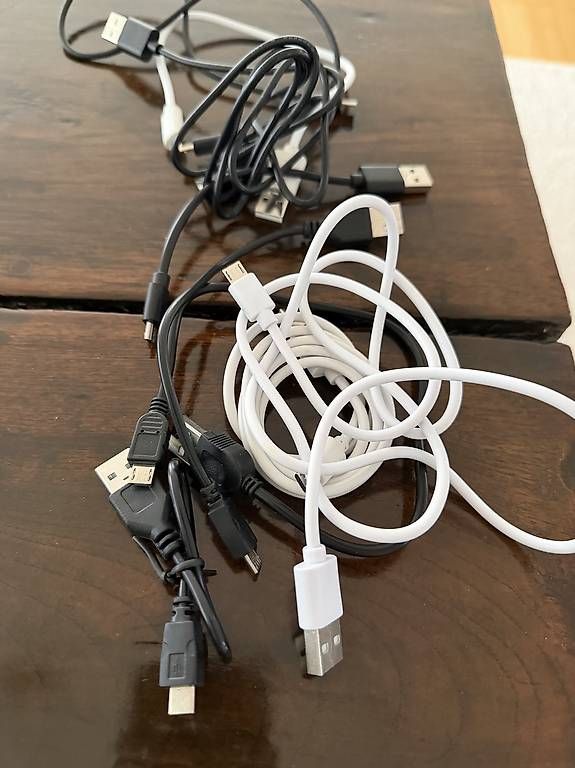 Câbles: Verschiedene Kabel, USB, Lightning, USB C und mini USB – D'occasion à Uster par vingapo 4