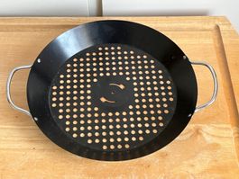 Grillpfanne schwarz mit Griffen gelochter Boden gebraucht