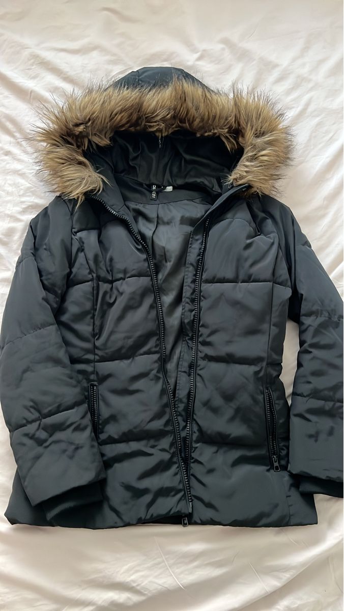 H&M Mäntel: Doudoune H&M noire taille S avec capuche – Gebraucht aus Renens VD von sar_bwz5