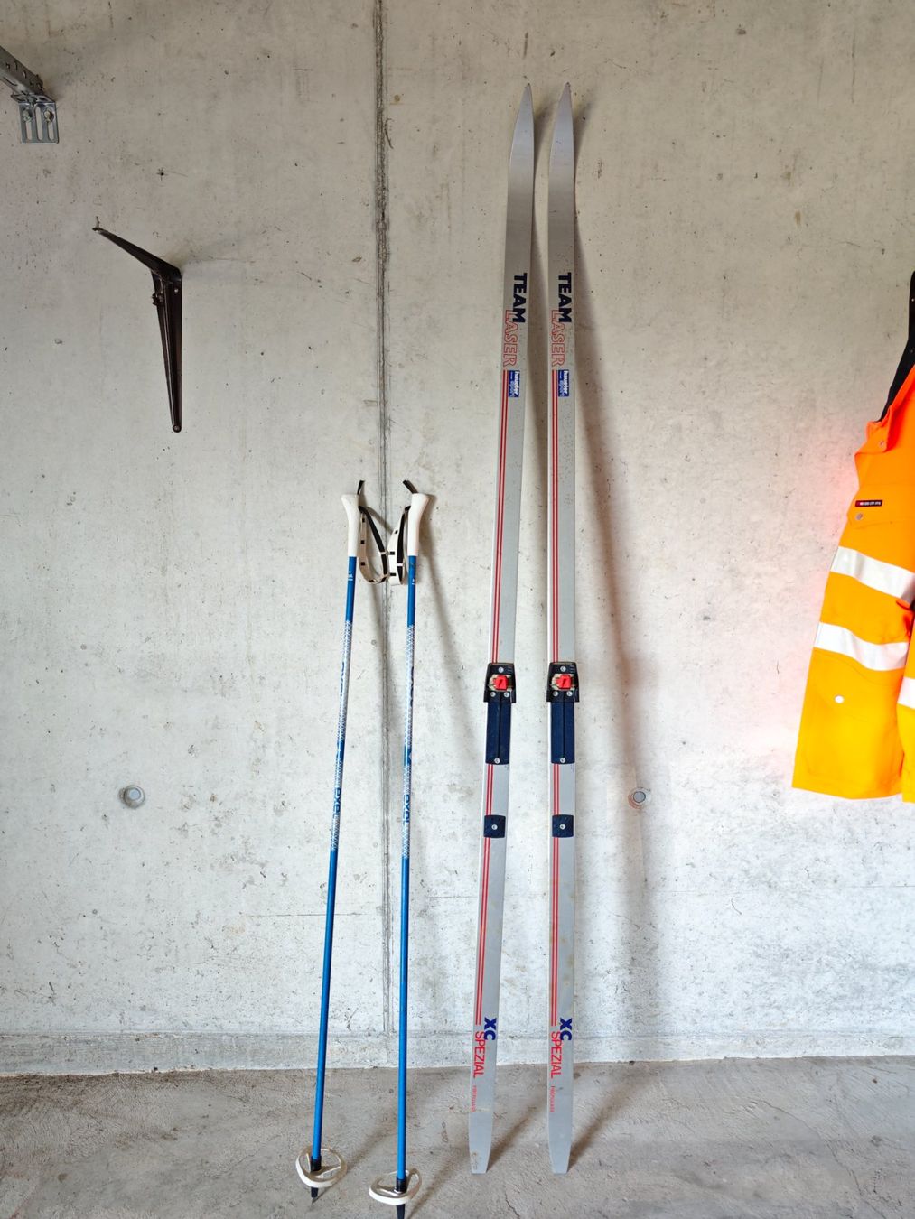 Sci: Vintage Langlauf Ski mit Stöcken – Usato da Grosshöchstetten venduto da Mouchi