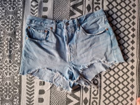 Levi's Jeansshorts hellblau mit ausgefranstem Saum