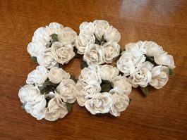 5 Tischdekorationen Rosen Weiss mit Ring für Kerzen