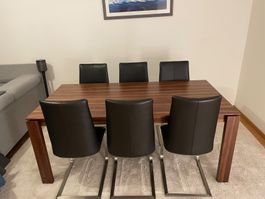 Table noyer massif et chaises en cuir noir
