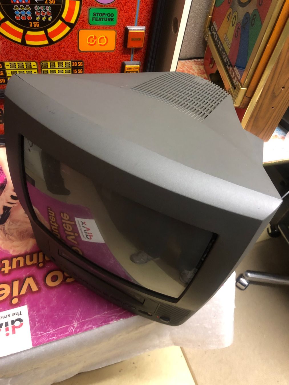 Thomson Televisori: Thomson Röhrenfarbfernseher mit VHS Player - Retro Feeling! – Difettoso da Zürich venduto da Tivoli2 3