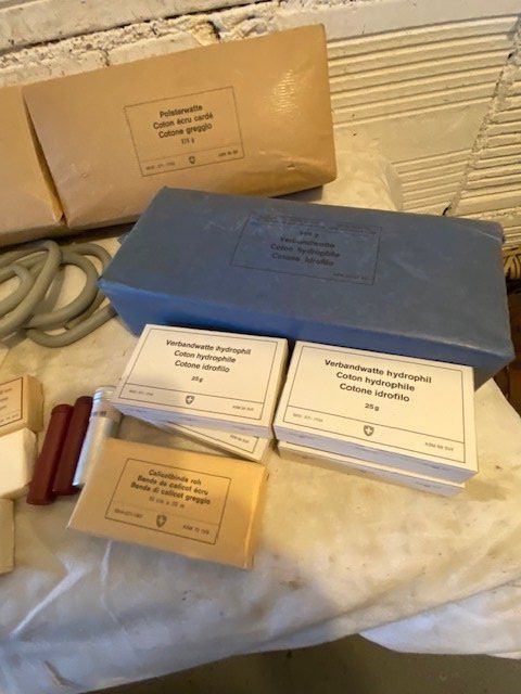 Kit di pronto soccorso: LOT VERBANDSMATERIAL  CH ARMEE – Usato da Chur venduto da silbermon 1