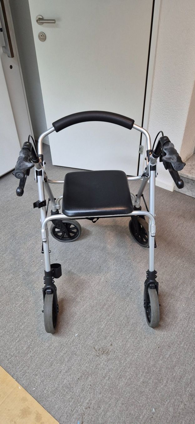 Aides à la marche: Rollator – D'occasion à Huttwil par Hpb7