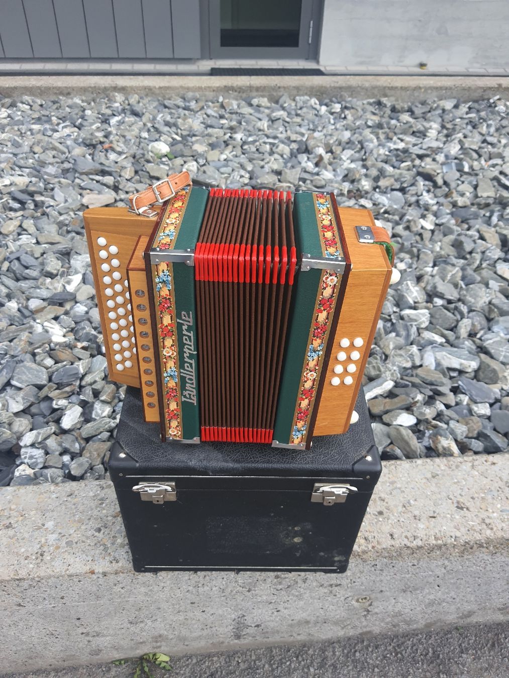 Musikinstrumente: schwyzerorgeli 8 basses avec coffre ton B  – Gebraucht aus Pont-de-la-Morge von Mirabelle0 1