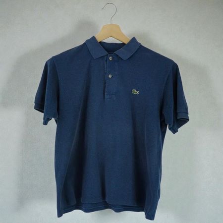 Polo Lacoste bleu, taille M, parfait pour l'été!
