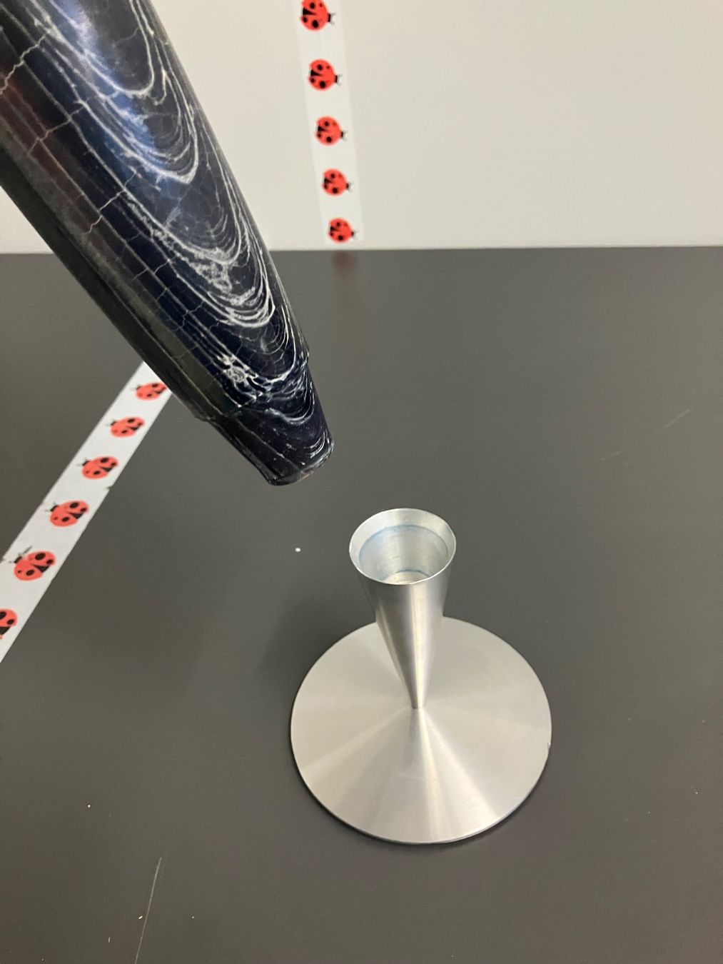 Candele: Kerze mit Ständer – Usato da Aarburg venduto da Wendepunkt_Fundgrube 1