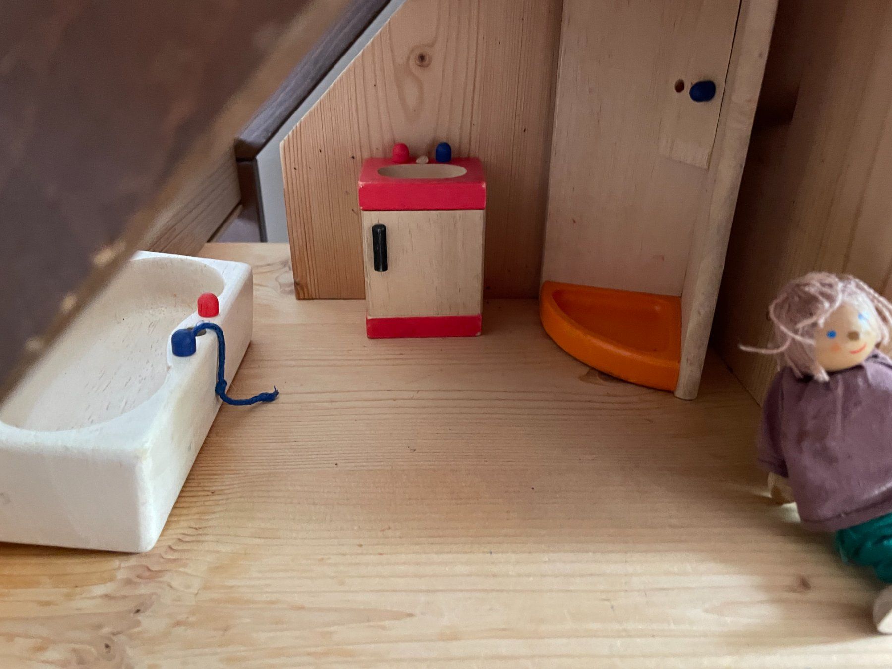 Puppenhäuser & -möbel: Puppenhaus mit einigen Möbel, Zürich – Gebraucht aus Zuerich von Fuchsia3030 3