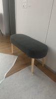 Graue Sitzbank/Fussbank mit Holzfüssen, Top Zustand!