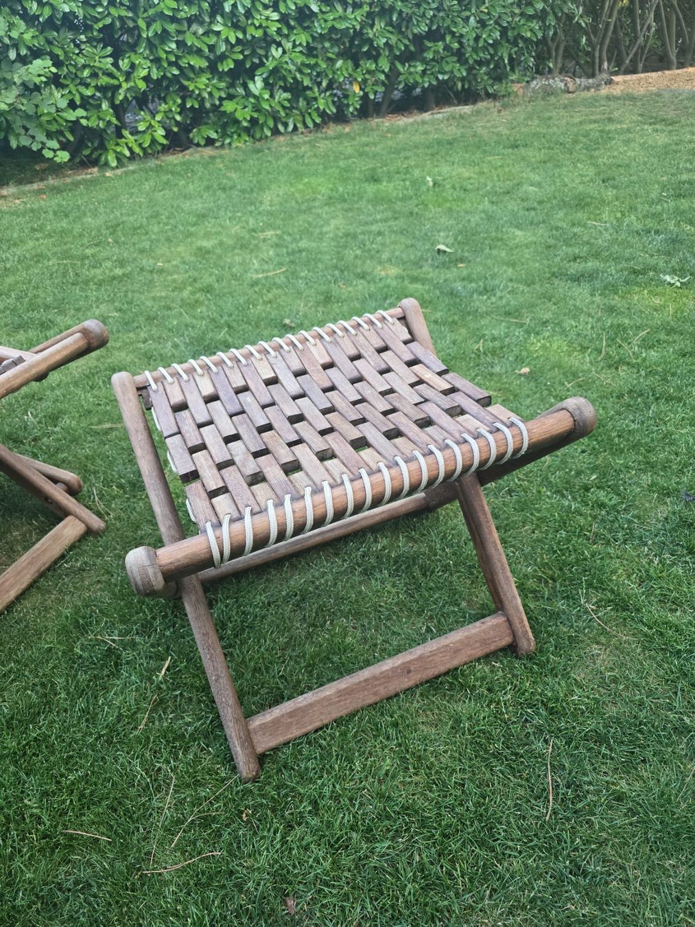 Chaises longues: Holzliegestuhl mit passendem Klapphocker – D'occasion à Meilen par Error33 2