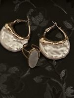 Trendige Ohrringe und Ring Set, Gold/Weiss, Neuwertig!