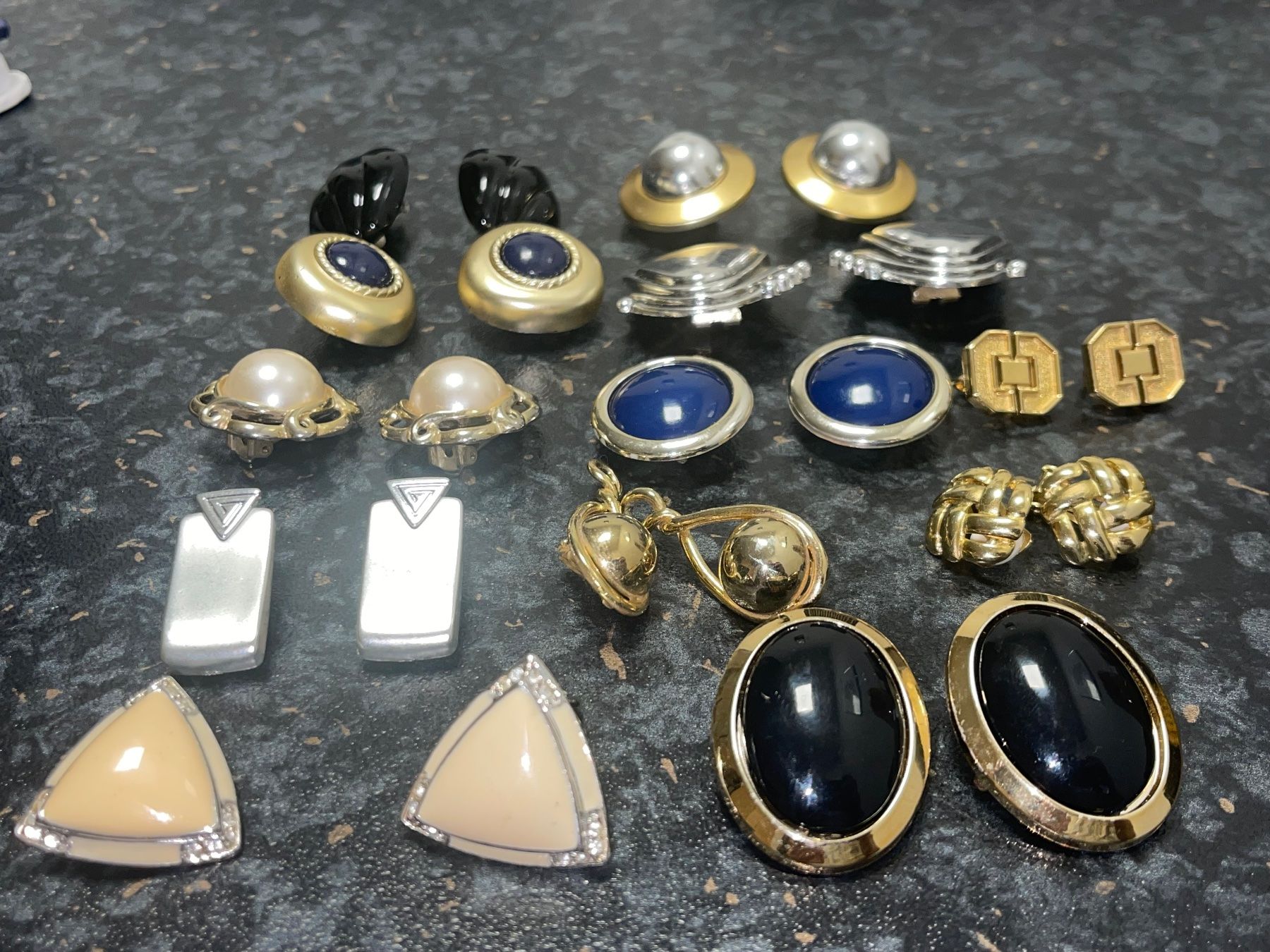 Ohrringe & -stecker: 12 Sets Vintage Ohrclips – Gebraucht aus Kaiseraugst von Drasa