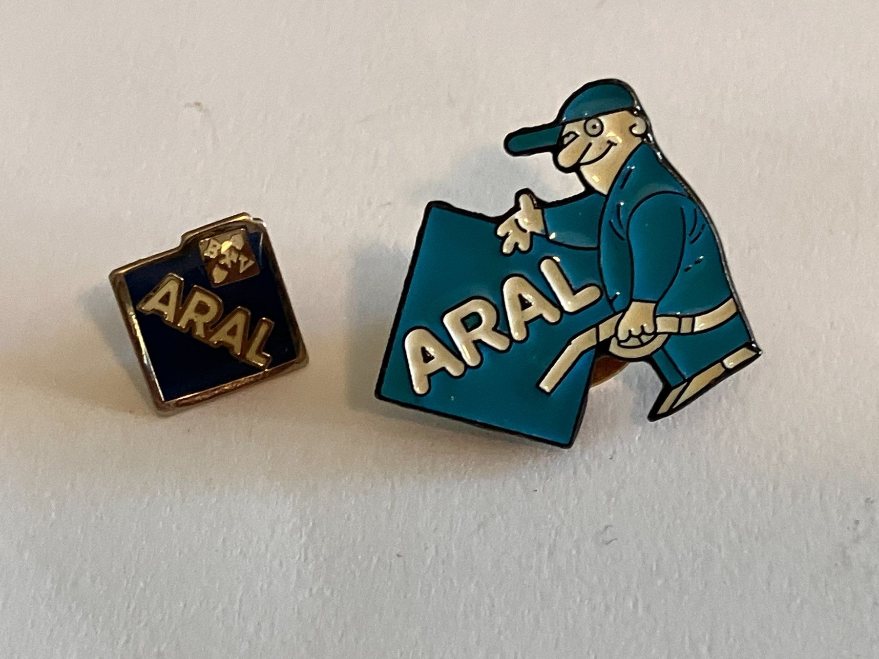 Placchette & Badge: 2 Pin Aral – Usato da Basel venduto da djwwpp
