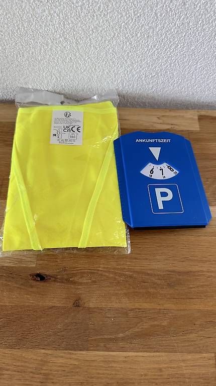 Autres accessoires p. véhicule: Warnweste und Parkscheibe  – D'occasion à Abtwil AG par mic_l9gf