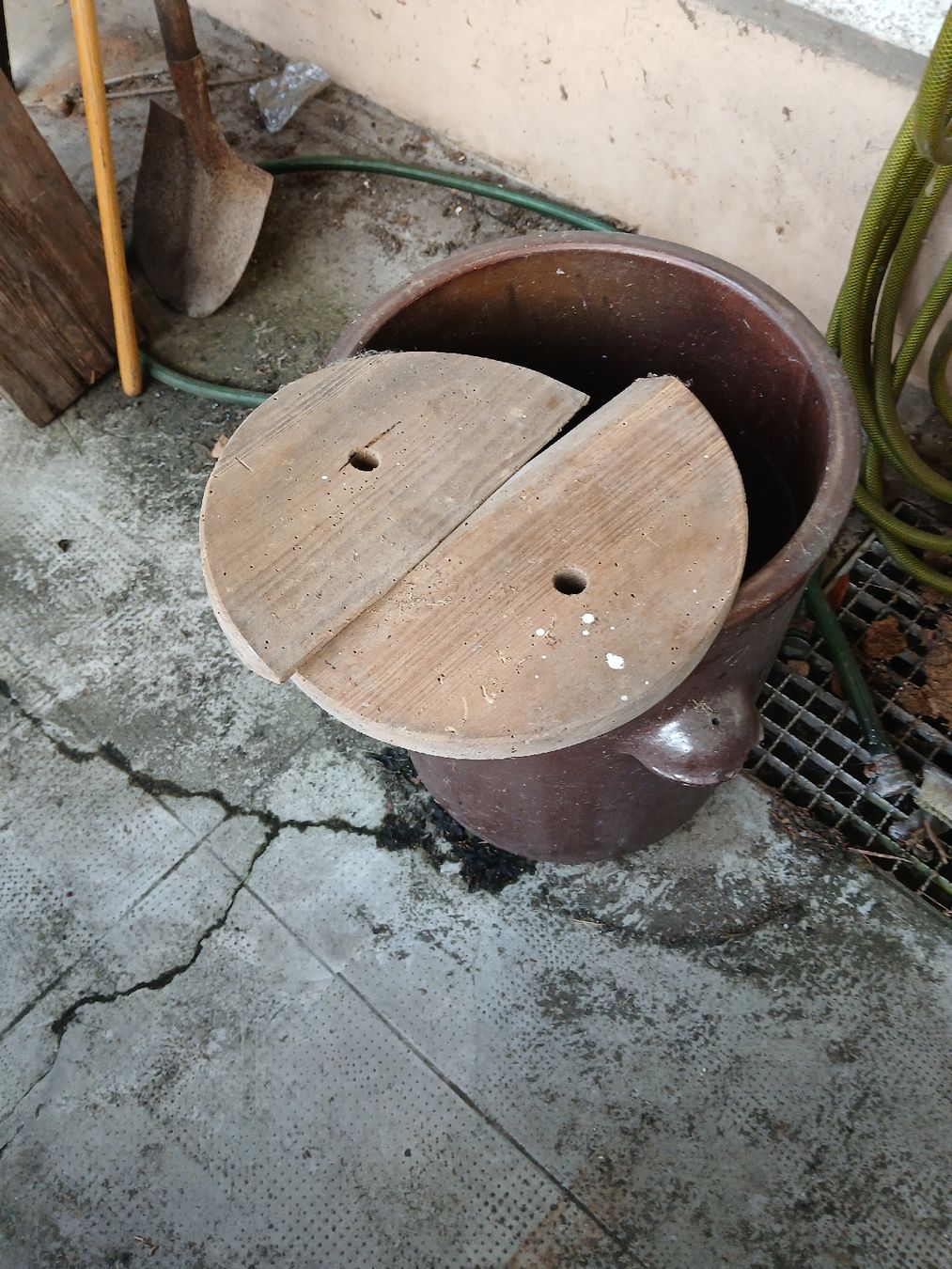 Pentole: Steinguttopf, 40L, Schaffhausen, mit Holzdeckel, Top. – Usato da Langenthal venduto da Egro50 3