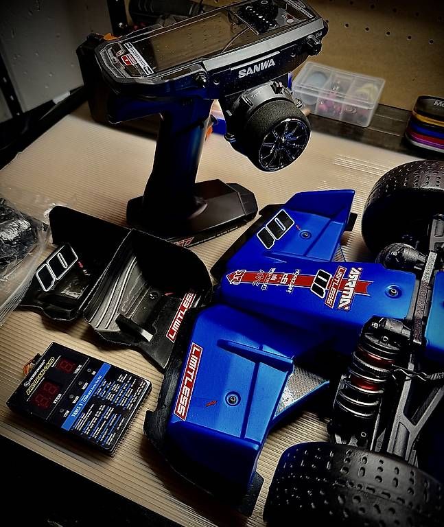 Arrma Modellismo RC: RC Auto Arrma Limitless High-End Custom Sanwa M17 – Nuovo (secondo la descrizione) da Aadorf venduto da Apoly 4