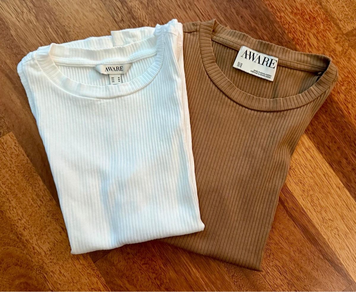 Top: 2x Ribtop AWARE Weiss und Braun Grösse S – Usato da Zürich venduto da Mfasti