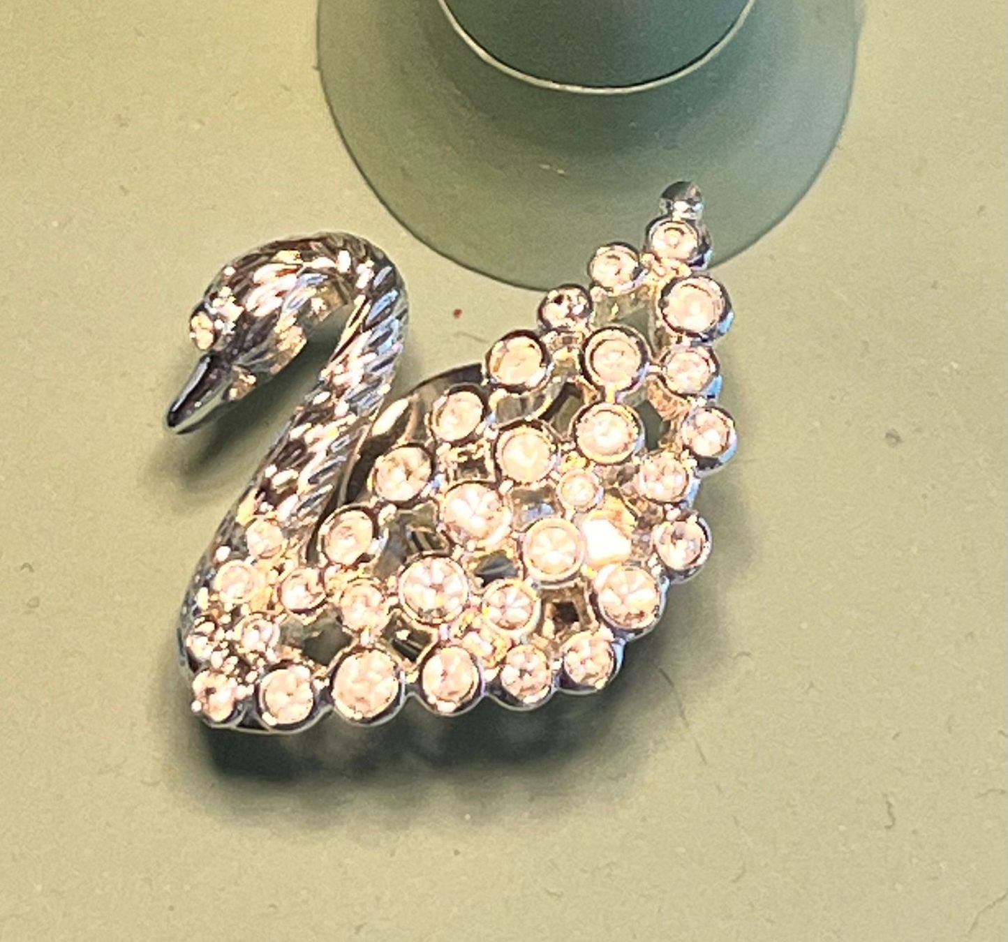 Swarovski Spille & Fermagli: Spilla cigno elegante con strass Swarovski – Usato da Riva San Vitale venduto da P.butti 4