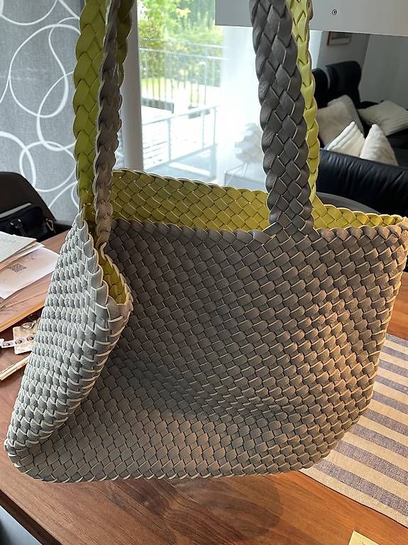 Sacs femmes: Ledertasche geflochten hellgrau/hellgelb – D'occasion à Rütihof par sus_6r5m 1