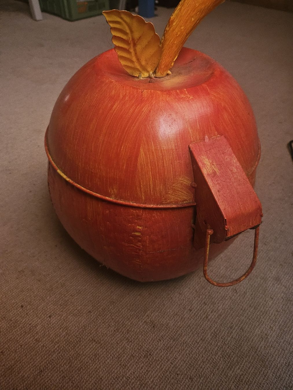 Altro per la casa: Apfel Eimer mit Gesicht und Stiel, Metall rot, ca. 33cm – Usato da Pfeffikon Lu venduto da Rosentraum 2
