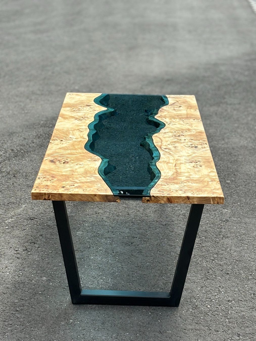 Tables: Tisch mit Glasfluss – D'occasion à Winterthur par Wintiholz 4