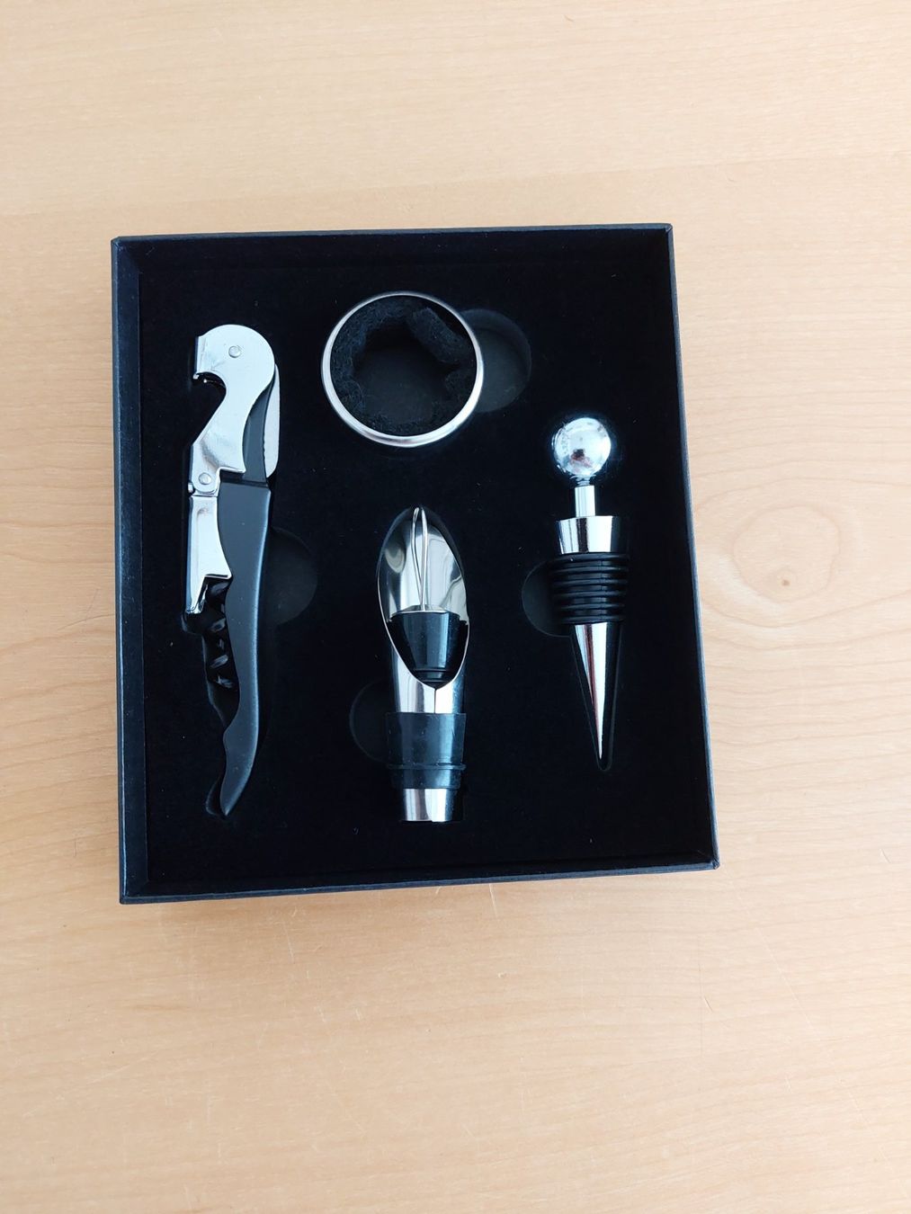 Set di piatti: Wein Utensilien Set 4 Teilig – Nuovo e nell'imballaggio originale da Pfaffnau venduto da hei_9l9h 1
