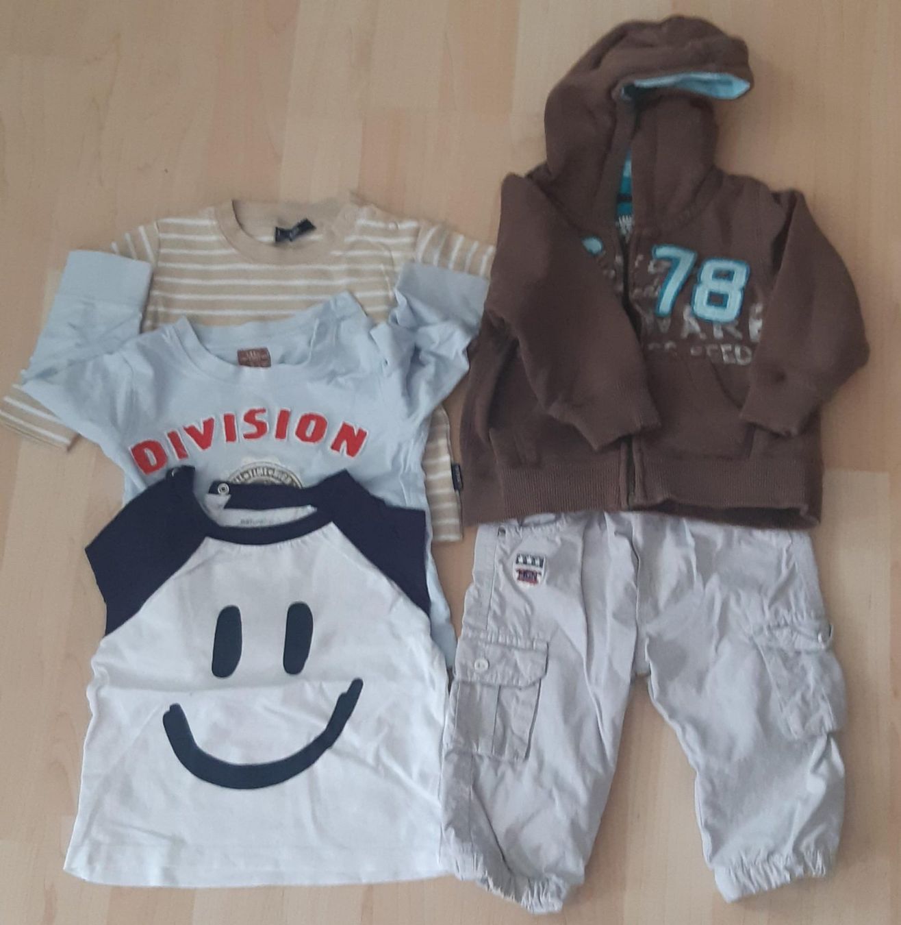 Lotti & Set di vestiti: Kinder Kleiderpaket, Gr.74 , 5 Stk. – Usato da sachseln venduto da soficool