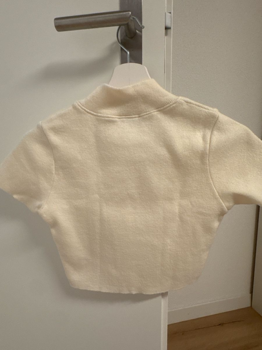 Zara Maglioni & Felpe: Sanfte Strickware: Moderner, kurzer Pulli in Creme, M – Usato da Menziken venduto da Ranma 1