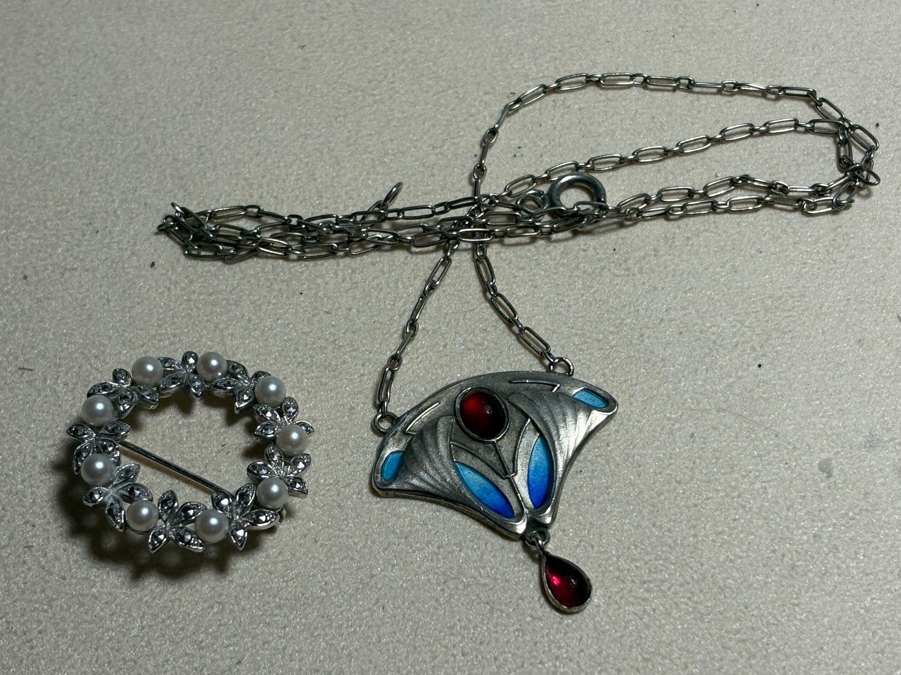 Broschen & Nadeln: 1 Brosche 800 Silber, ein Collier 830 Silber – Gebraucht aus St. Peterzell von verena40
