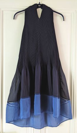 Aérienne robe plissée bleue au design original 36-38
