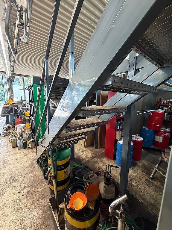 Scale: Metalltreppe von einer Lagerbühne – Usato da Rüti ZH venduto da Msuri 3