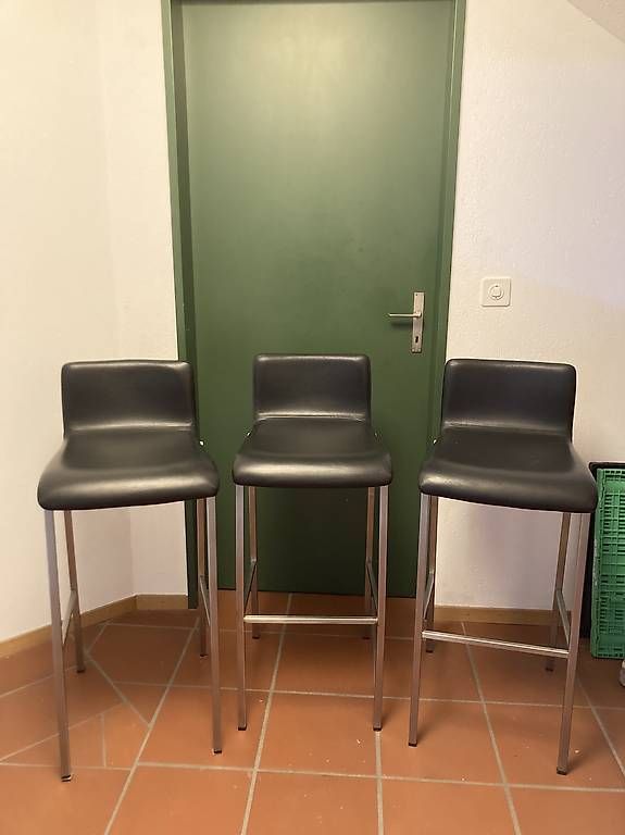 Servierplatten: Barstühle + bartischplatte gratis  – Gebraucht aus Herisau von vic_7y76