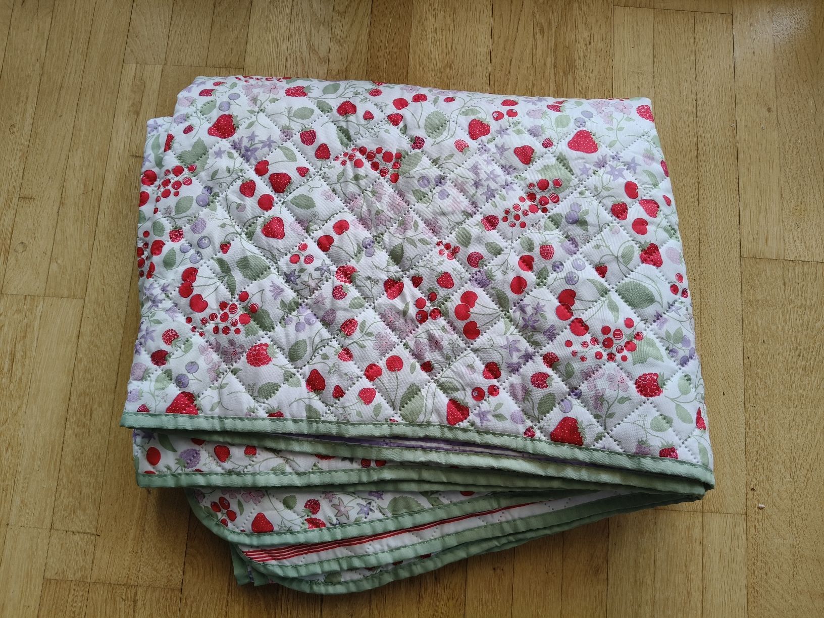 Coperte: Steppdecke mit Beeren – Nuovo (secondo la descrizione) da Oberrieden venduto da joj_6wlx