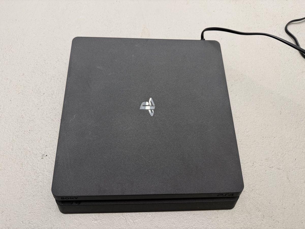 Sony Console: Sony PlayStation 4 Konsole schwarz mit einem Controller – Usato da Zürich venduto da Privat_13 5