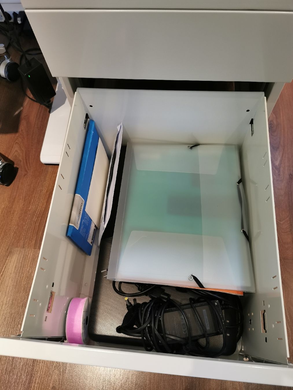 Pfister Eléments de bureau: Rollcontainer weiss Schubladen mit Schloss und Rollen  – Neuf (Voir description) à Arisdorf par RiversunElite 4