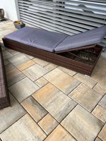 Gartenliege Rattan braun mit Polster grau verstellbar
