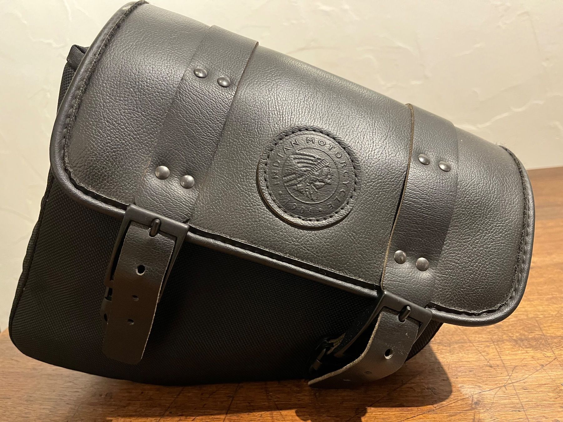 Taschen: Seitentasche Motorrad Indian Scout Bobber – Gebraucht aus Chur von  2
