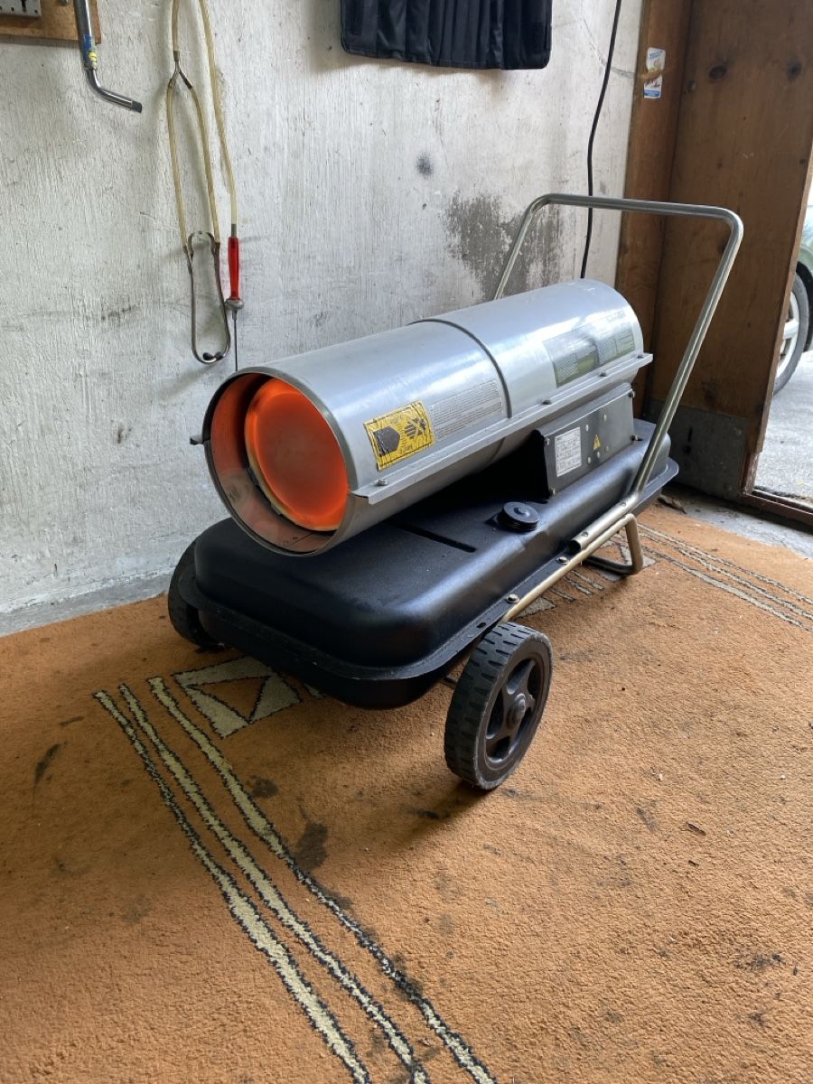 Radiatori: Heizung Heizkanone 29 kW Heizöl oder Diesel – Usato da Brugg AG venduto da nr1