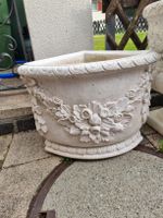 ornamentierte Pflanzkübel aus Steinguss "Ecke"