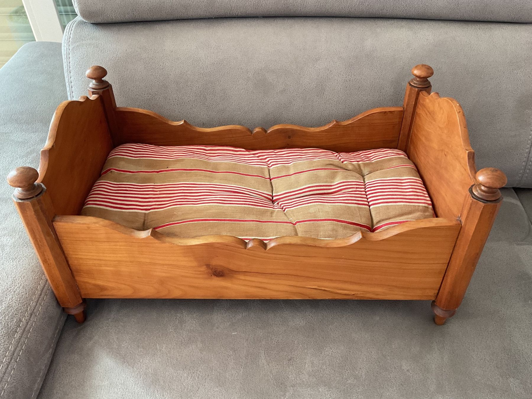 Giocattoli: Altes Puppenbett Ohne Puppe – Usato da Gossau SG venduto da michellepatrik 2