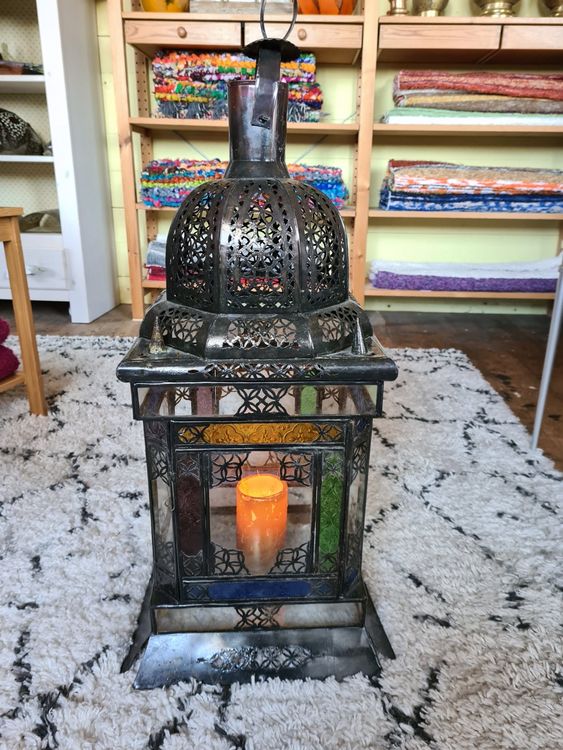 Marokkanische Laterne Aus Metall & Glas – Dekorative Kerzenlaterne Mit Rankenmuster (ca. 39 Cm Hoch)