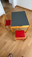 Kinderspieltisch mit 2 Stühlen