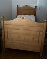 Massivholz-Einzelbett im Landhausstil