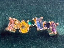 Bague élégante avec des pierres précieuses multicolores.