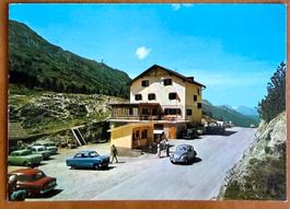 Ofenpass - Hotel Süsom Givé -parking Oldtimer - Coccinelle