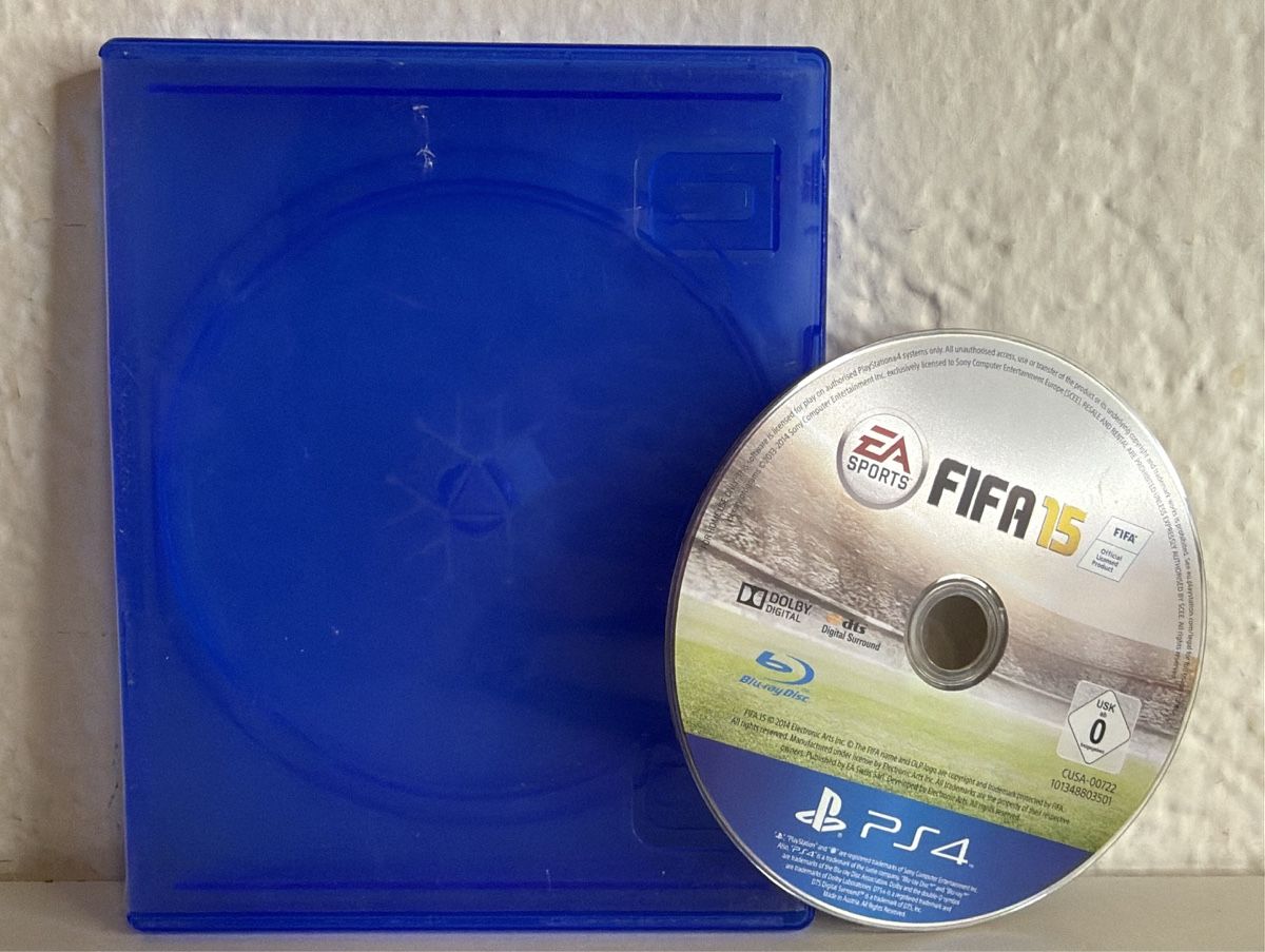 Sony Jeux: FIFA 15 PS4/PS5 - game disc and case – D'occasion à Ehrendingen par bubulence